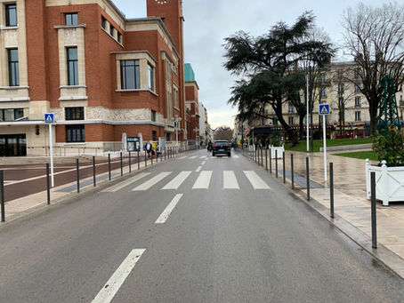 Avenue de la République longeant le Beffroi à Montrouge