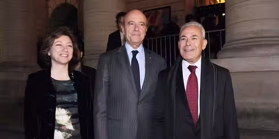 Le ministre des affaires étrangères français Alain Juppé avec Burhan Ghalioun et Bassma Kodmani, membres du Conseil national syrien, à Paris le 10 octobre 2011. AFP/MEHDI FEDOUACH