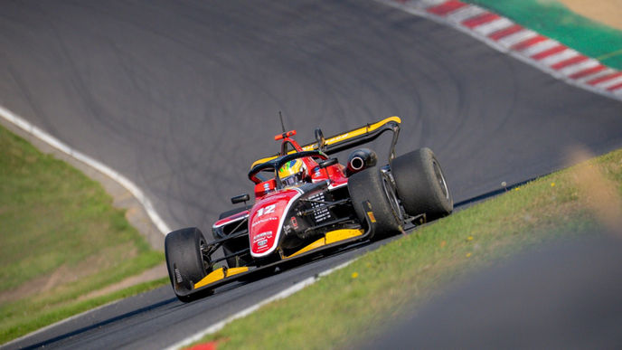 GB3: Aurelia Nobels shows encouraging pace despite difficult Brands Hatch weekend