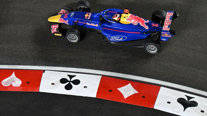 Chloe Chambers triumphs in season finale as Doriane Pin secures F1 Academy crown