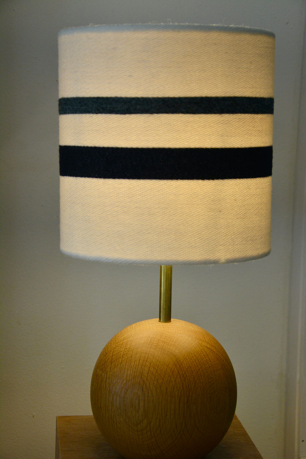 Lampe med håndvævet stof