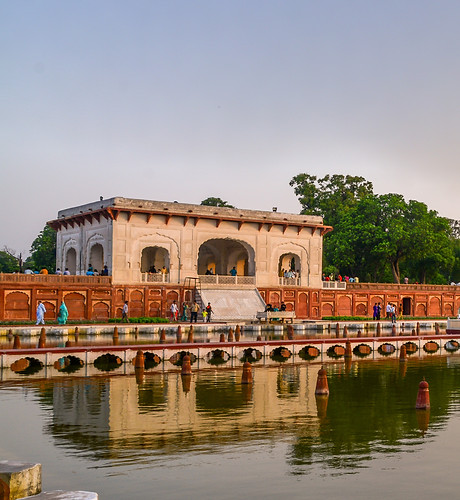 Reflection_of_Farah_Baksh_Terrace_(Upper_Terrace)_main_building.jpg