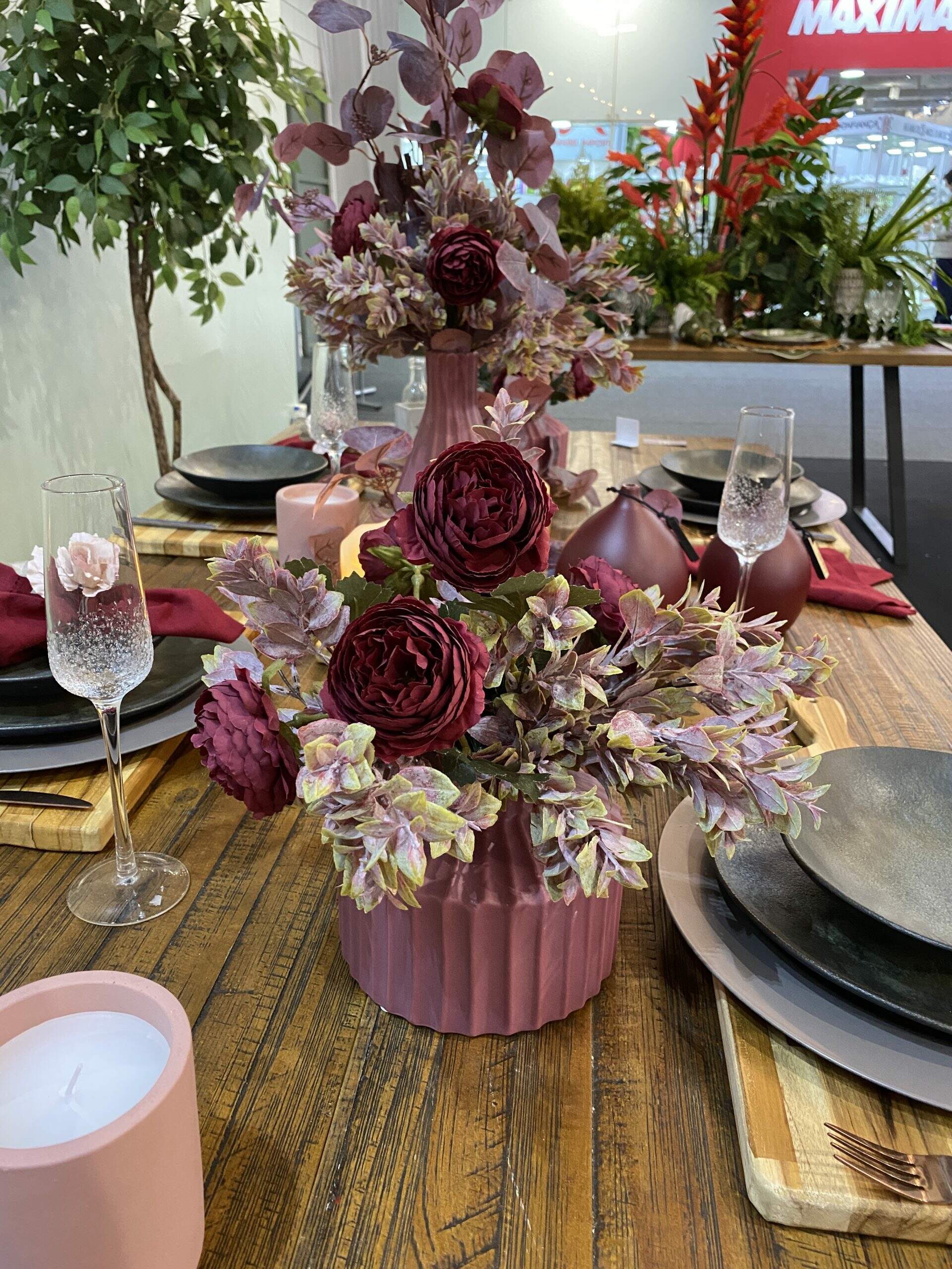 folhas secas na mesa posta