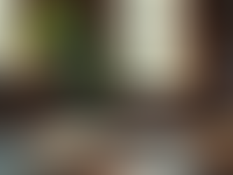 Odaklanmayı ve öğrenme sürecini yansıtan, masa üzerindeki açık kitap