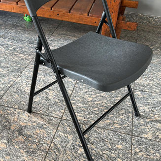 Mesa e cadeira de metal dobrável para locação em eventos e obras com estrutura resistente