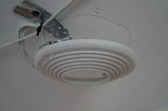 montazh svetilnika v potolok natyazhnye