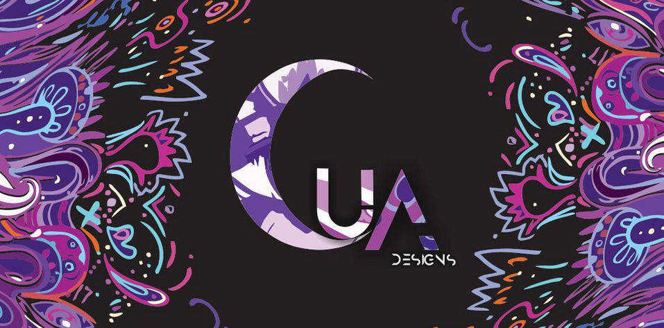 Essa foto demonstra a parte da frente do meu cartão de visitas, o fundo é preto, no centro tem a minha logo, ou seja, uma lua representado o L e o resto é a escrita Lua com o "designs" escrito em baixo, nas cores roxo e branco misturadas, no canto direito e esquerdo tem vários formatos diferentes de cogumelos e outros formatos com as cores em tons de roxo e azul.