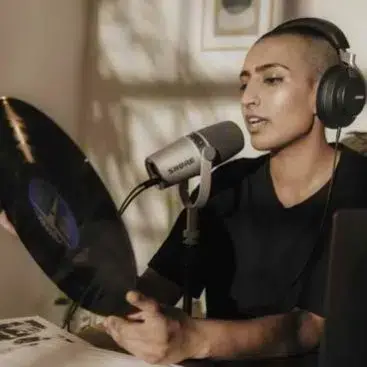 Woman handing over an hourglass to the cashier