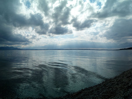 Weites Meer unter bewölktem Himmel – Stille zwischen zwei Welten