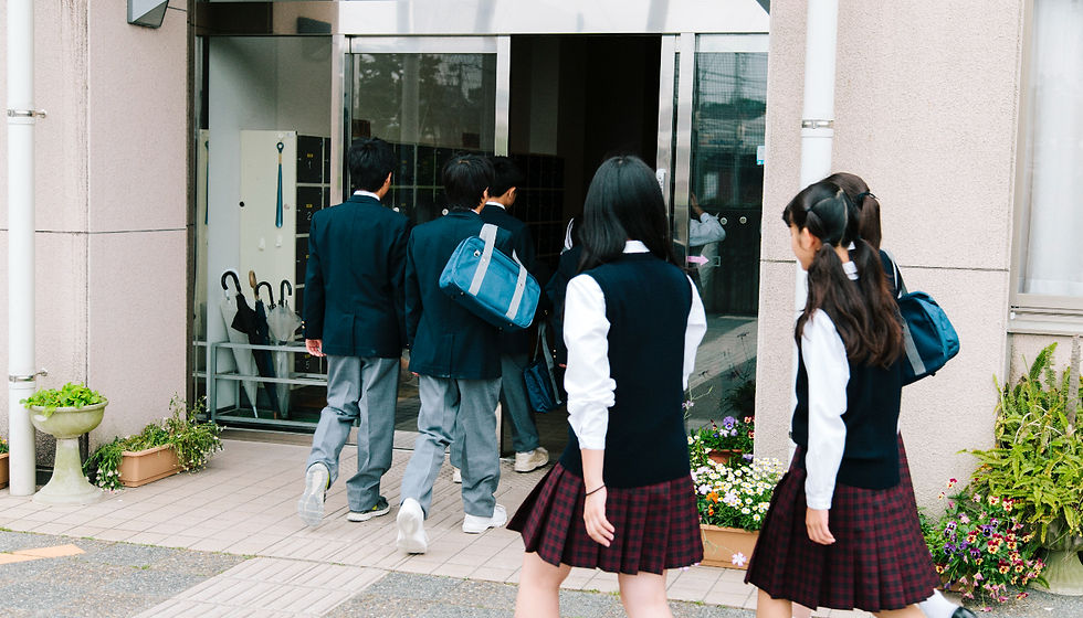 Yakın çekim okul girişinde kapı tipi metal dedektör