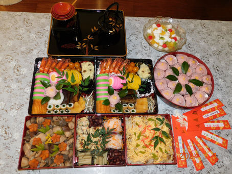 手作りのおせち料理とお雑煮で新年をお祝いしました。