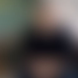 Kristof Bruand hypnothérapeute et psychopraticien dans son cabinet à Paris 10