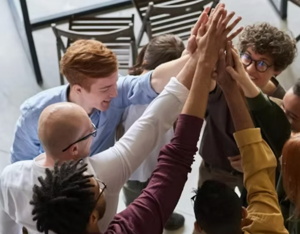 Séance d’hypnose en entreprise à Paris pour améliorer la cohésion, la confiance et la performance des équipes.