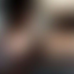 Homme assis dans son lit le soir, mangeant un gâteau sans ressentir de faim, illustrant le grignotage nocturne et les envies alimentaires émotionnelles.