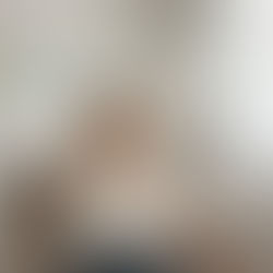 Femme assise calmement dans un fauteuil avec les mots grignotage, stress, insomnie, fatigue et addictions autour d'elle, symbolisant les symptômes comme des solutions devenues coûteuses