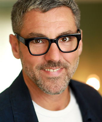 Portrait de Kristof Bruand, hypnothérapeute, accompagnant les personnes dans une gestion du poids durable et apaisée