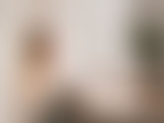 Personne assise près d’une fenêtre, symbolisant la confiance en soi et la sécurité intérieure