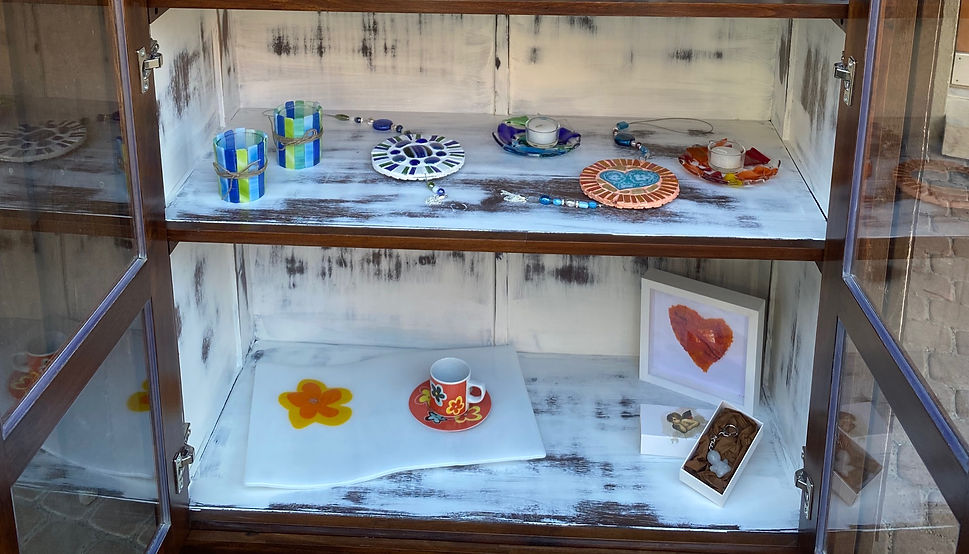 Gschänkschränkli geöffnet. Eine kleine Auswahl an Geschenken aus Glas und Ton