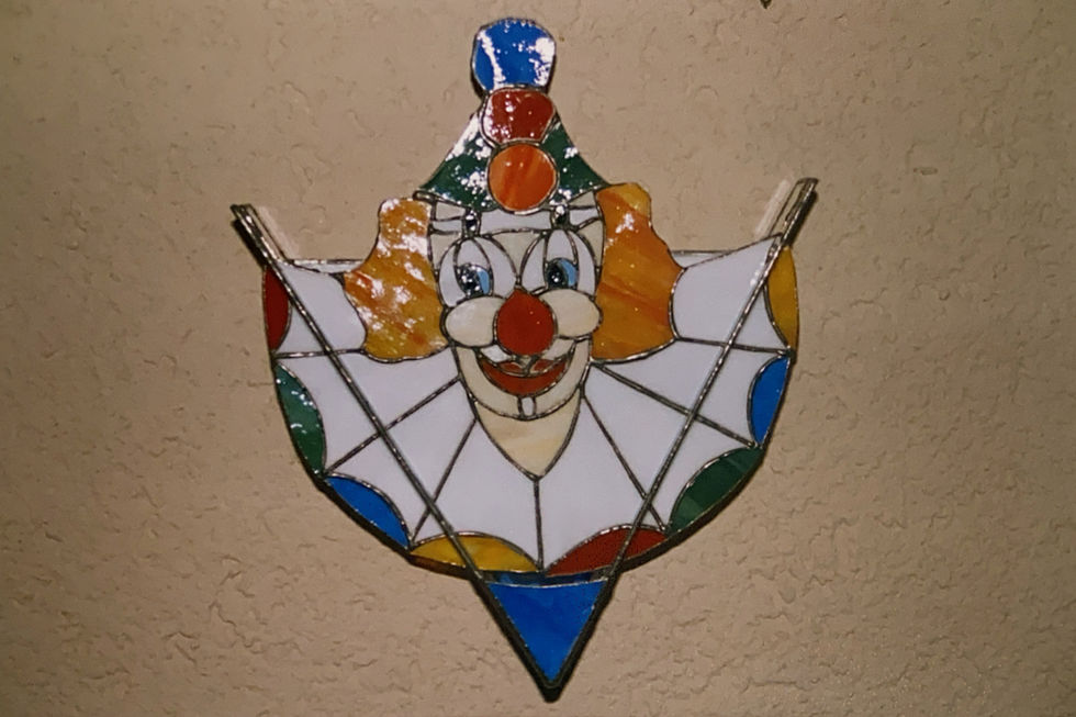 Tiffany Glaskunst Schweiz: Wandlampe mit lachendem Clown – CreaKauz Seedorf