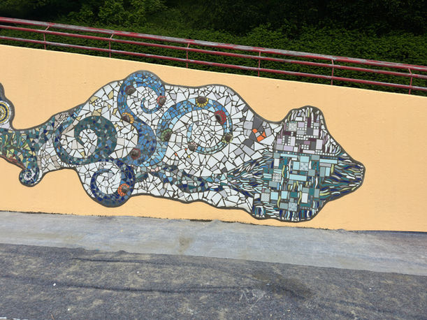 Mosaikkunst Schweiz: Wandausschnitt Antarktis, Schulprojekt – CreaKauz Seedorf