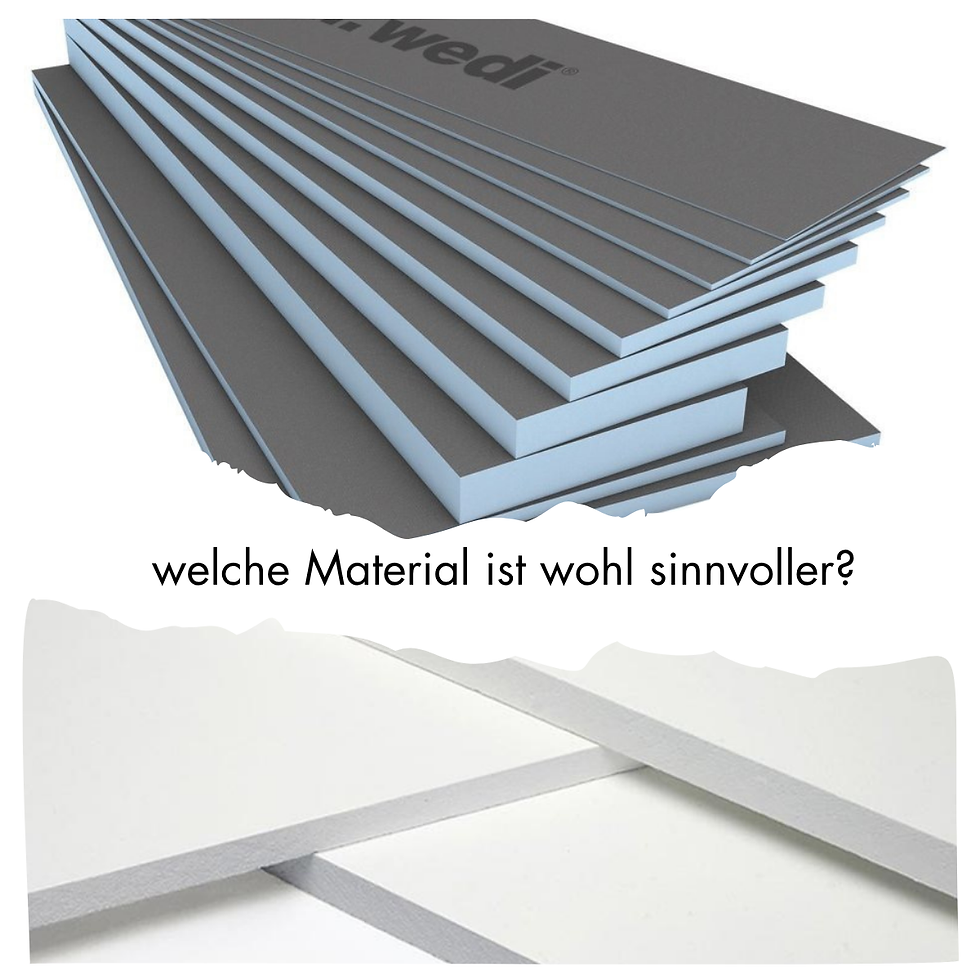 "Eine Bildmontage, die zwei verschiedene Arten von Trägerplatten gegenüberstellt. Im oberen Teil ist ein Stapel blauer Wedi-Bauplatten mit grauer Spezialbeschichtung zu sehen. In der Mitte steht die Frage: 'welche Material ist wohl sinnvoller?'. Der untere Teil zeigt einen Stapel schlichter, weißer Kunststoffplatten (vermutlich PVC-Hartschaum oder Forex). Das Bild verdeutlicht die Suche nach dem passenden Untergrund für ein Mosaikprojekt im Außenbereich."