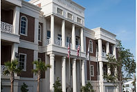 Fotografía del Palacio de Justicia del Condado de Monroe (Freeman Justice Center) en Key West, Florida, donde se atienden asuntos legales como sucesiones y casos civiles dentro de su arquitectura neoclásica de ladrillo rojo