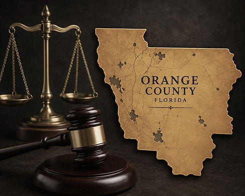 Mazo y balanza de la justicia junto a un mapa dorado del Condado de Orange, Florida, que simbolizan el tribunal de sucesiones, la administración patrimonial y los procedimientos legales en el Condado de Orange