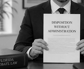 Hombre en una oficina sosteniendo un documento etiquetado “Disposición Sin Administración”, representando el proceso simplificado de sucesión en Florida