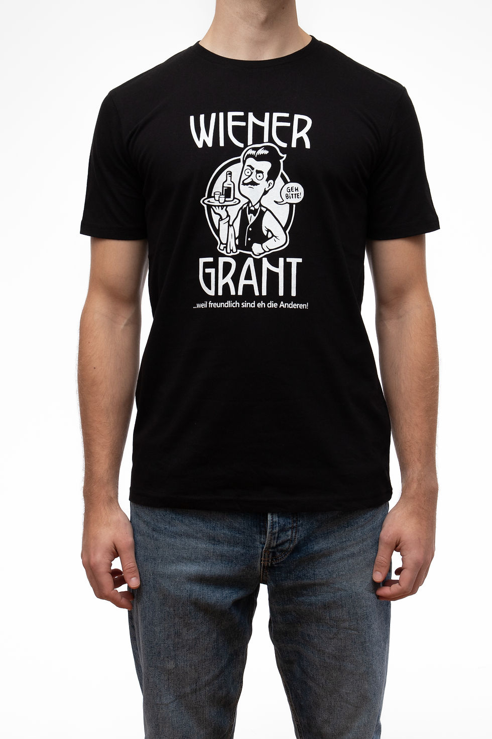 Miniaturbild: Mann trägt schwarzes T-Shirt mit Wiener Grant-Logo, 2x Wiener Grant Buttons.