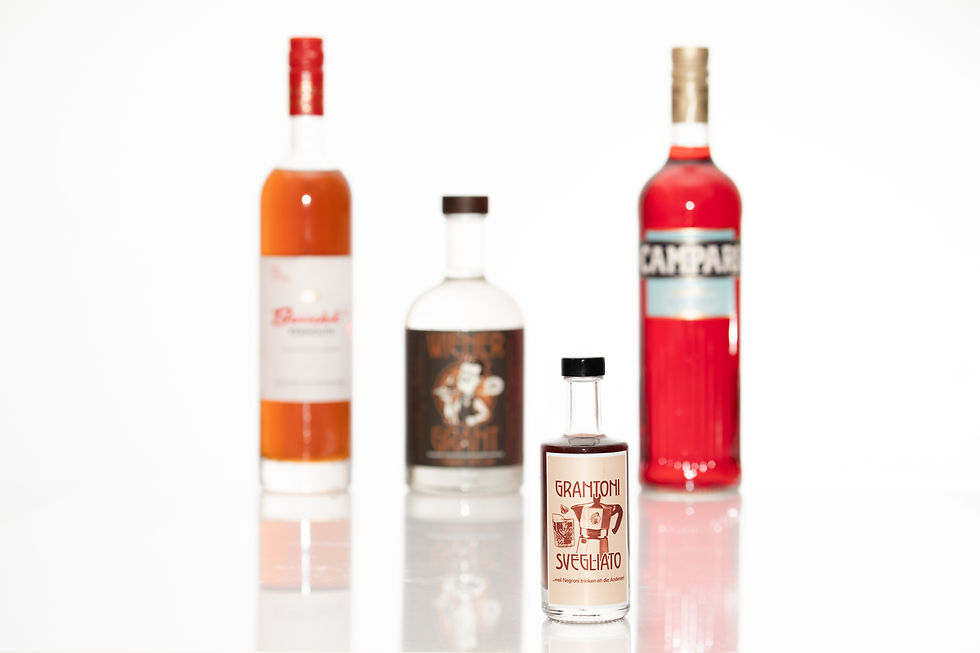 Miniaturbild: Vier Spirituosen Flaschen auf weißem Hintergrund mit Etiketten Wiener Grant 2,5cm.