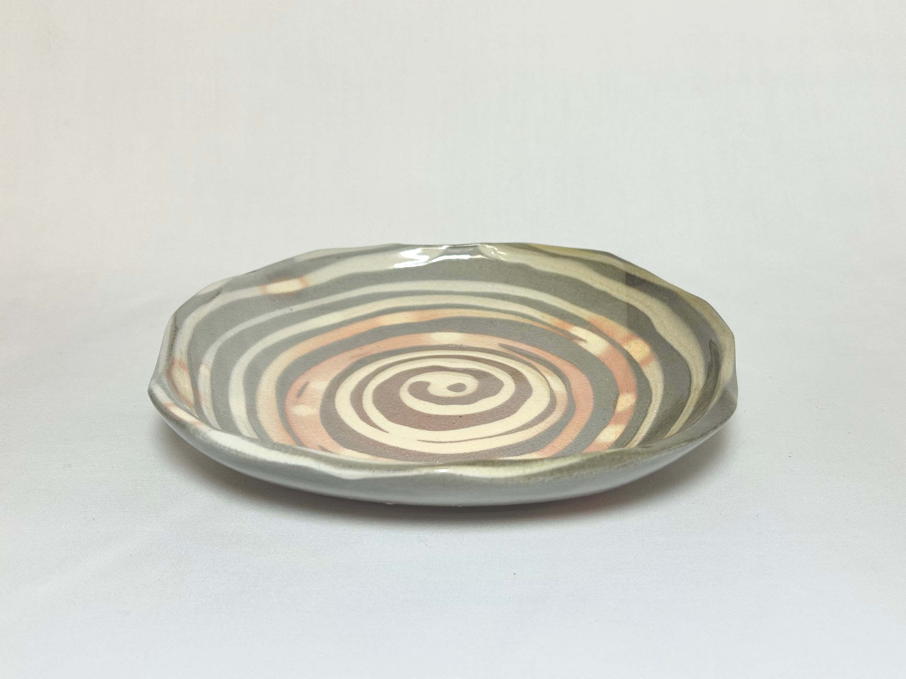 Spiral-patterned plate