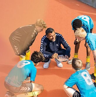 Signia-IX_coach-with-kids-circle_blur-left_1920x1080_edited.jpg