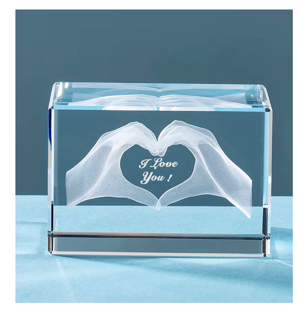 Miniaturbild: Clear crystal block, hands forming heart, engraved "I Love You!".