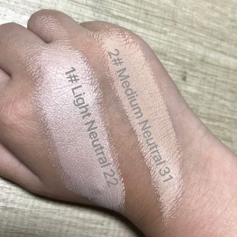 Miniaturbild: Hand with three foundation swatches: 1# Light Neutral, 2# Medium Neutral. Concealer SPF50 Base.