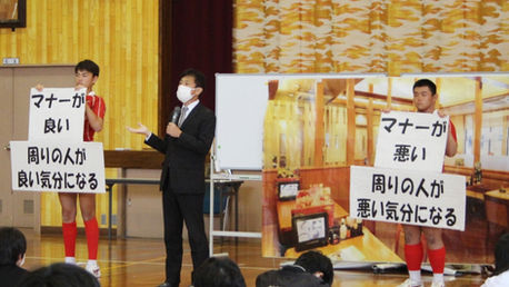 【NEWS】出動！あいさつ隊！ 本校ラグビー部が臼杵市南中に出前授業