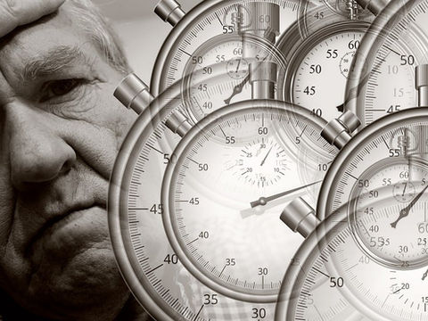 Ein Mann, der unter Zeitdruck steht, da er viele Termine hat.