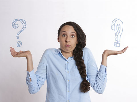 Eine junge Frau, die nicht weiß, welche Psychotherapie die passende ist.