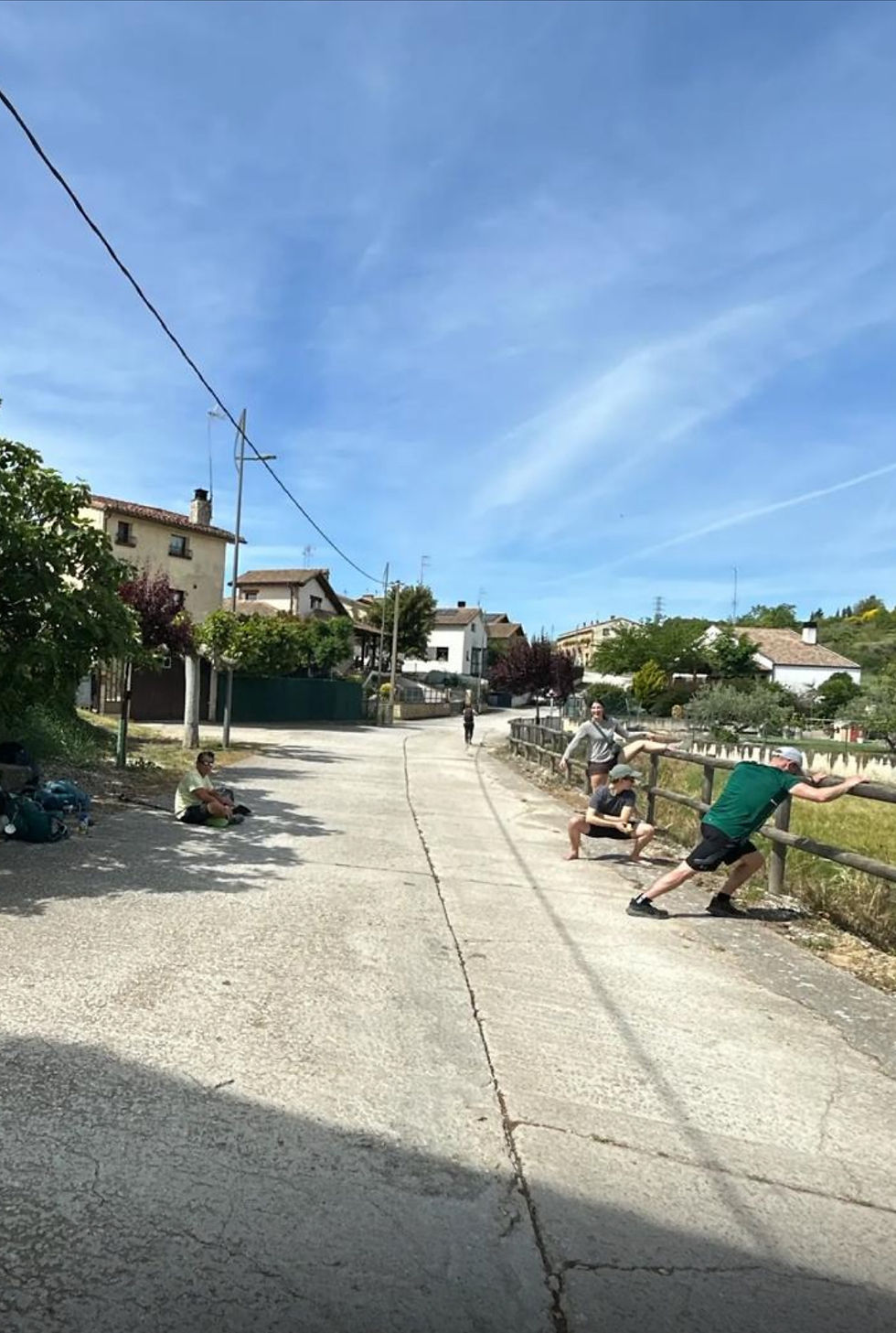 Eu estou no chão à esquerda e a Jordan, Hannah e Chris estão alongando à direita