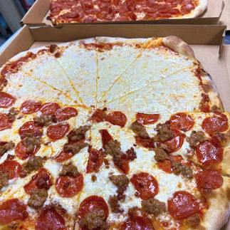 Varsgebakte pizza met pepperoni en kaas