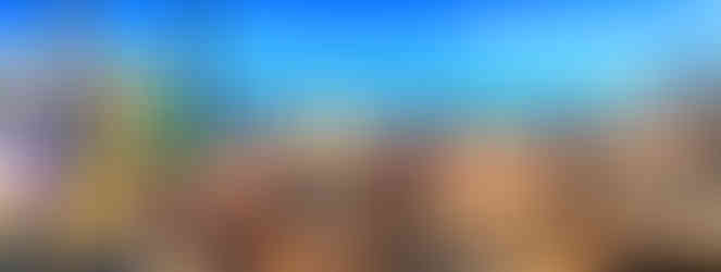 'n Panoramiese uitsig oor die Langebaan-strandmeer se helder blou water en wit sand, met die ontspanne atmosfeer van Marc's Beach Bar in die voorgrond.