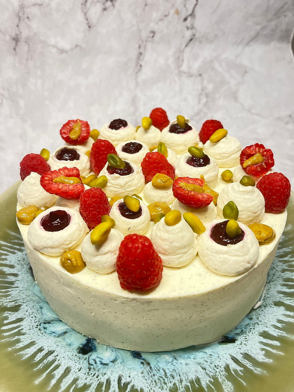 Miniature : Entremets pistache framboise artisanal avec décoration de framboises fraîches et éclats de pistache