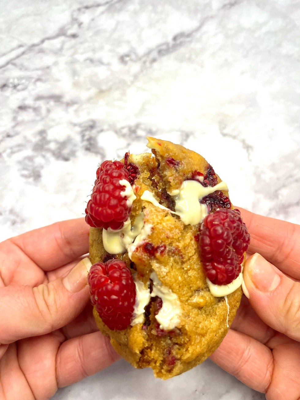 Miniature : Cookie framboise chocolat blanc avec des framboises entières et du chocolat blanc fondant. Un délice fruité et crémeux.