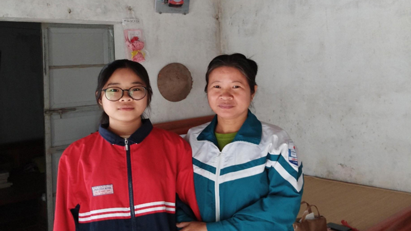 Em Đỗ Ngọc Anh, học trò mồ côi cha tại Vụ Bản, đang nỗ lực trên con đường học tập