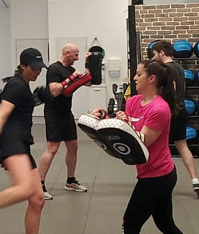 des femmes faisant de la boxe