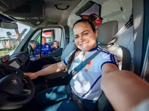 Lauro de Freitas: Prefeita Débora Regis entrega nova
ambulância para a base do SAMU