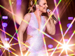 Ivete Sangalo passeia sozinha pela praça do Campo Grande em Salvador