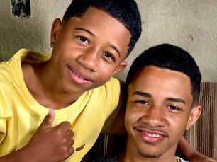 Pai de Samuel e Mateus recebe alta de hospital e é recebido com carinho