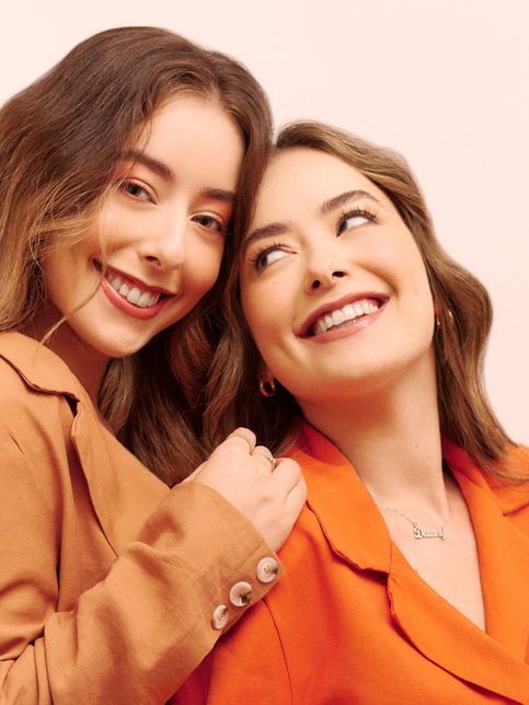 modelos tons terrosos sorrindo