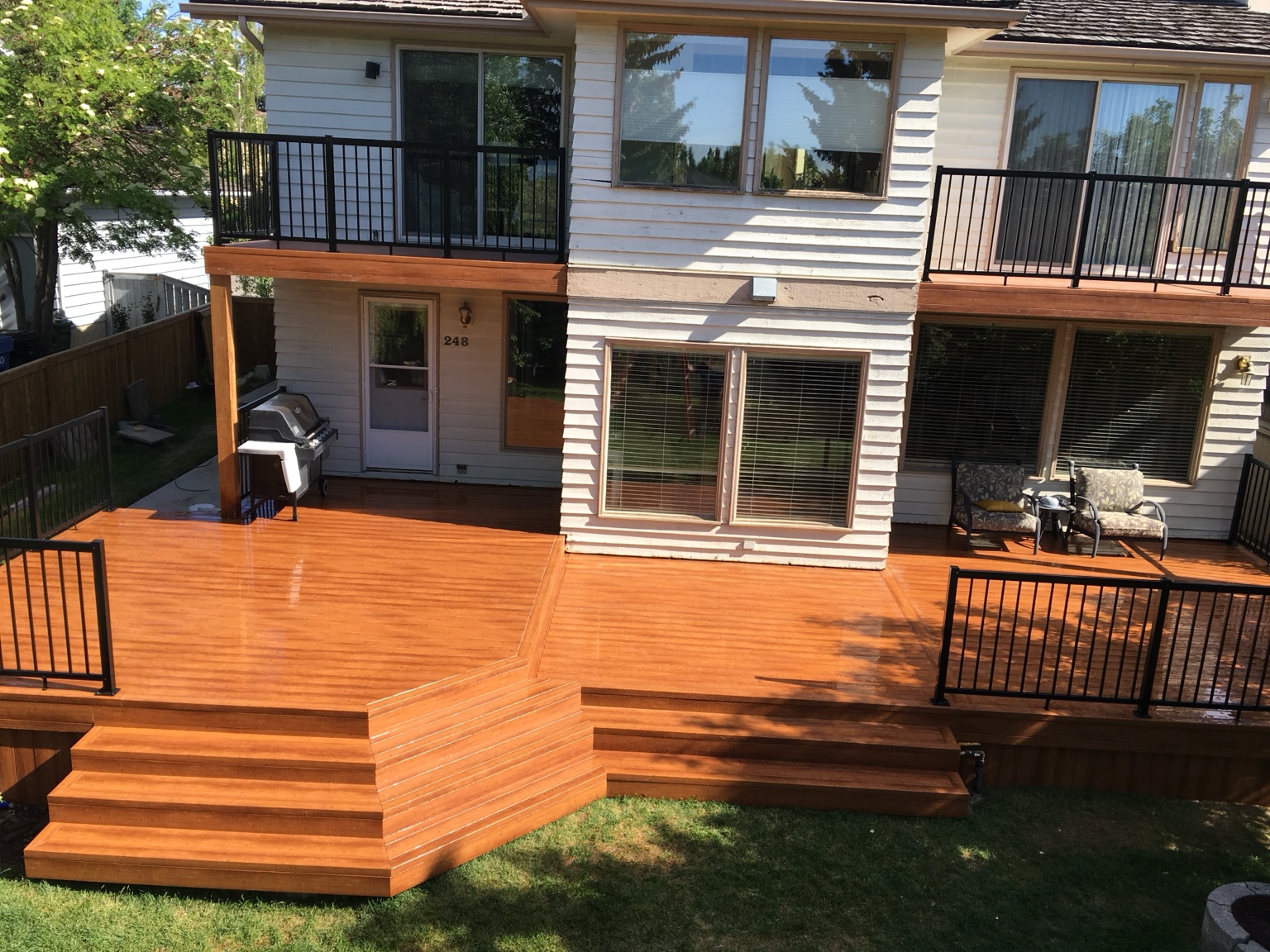 Cedar deck with wide steps