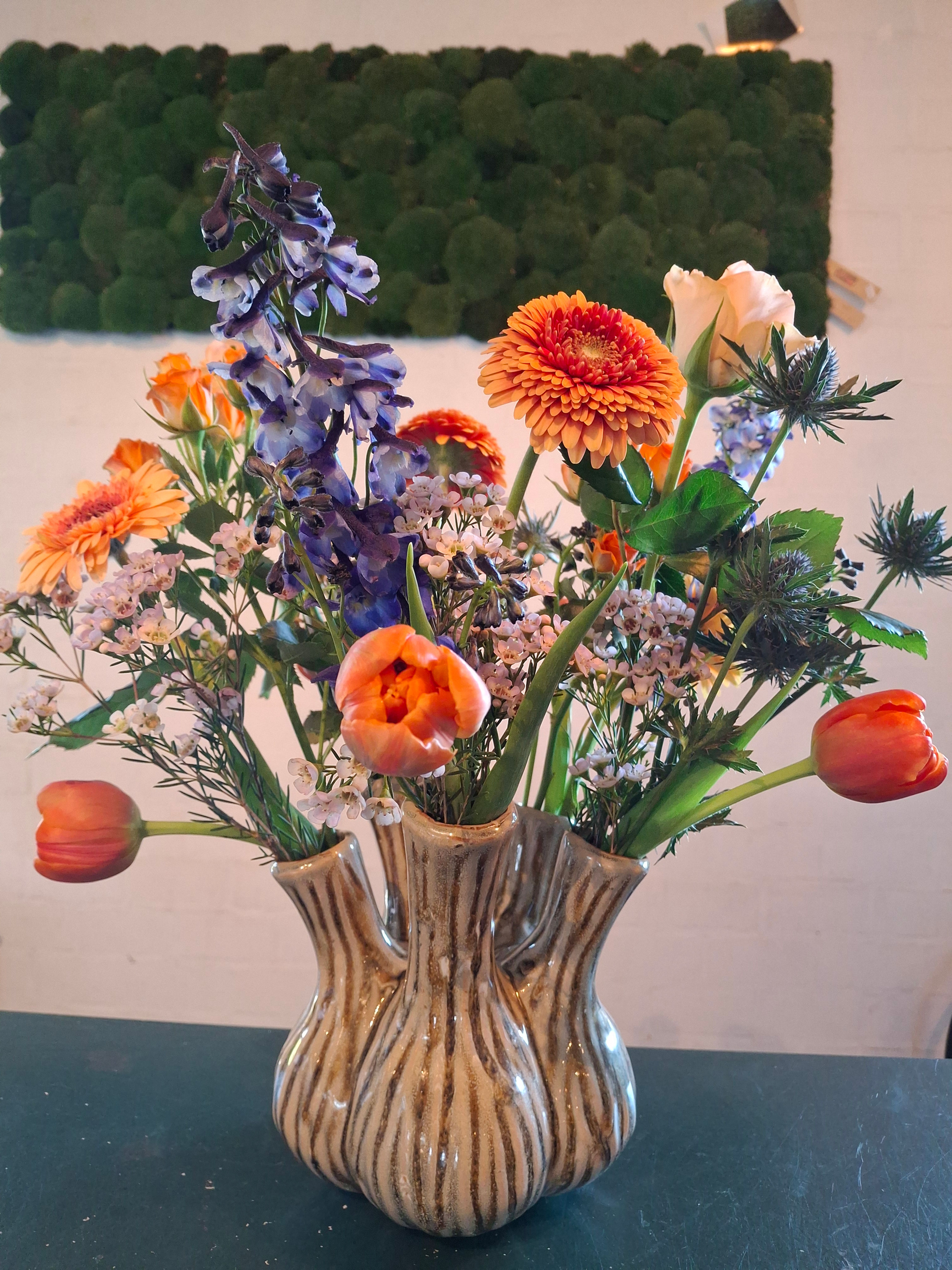 Tulpenvaas met kleurrijke bloemen